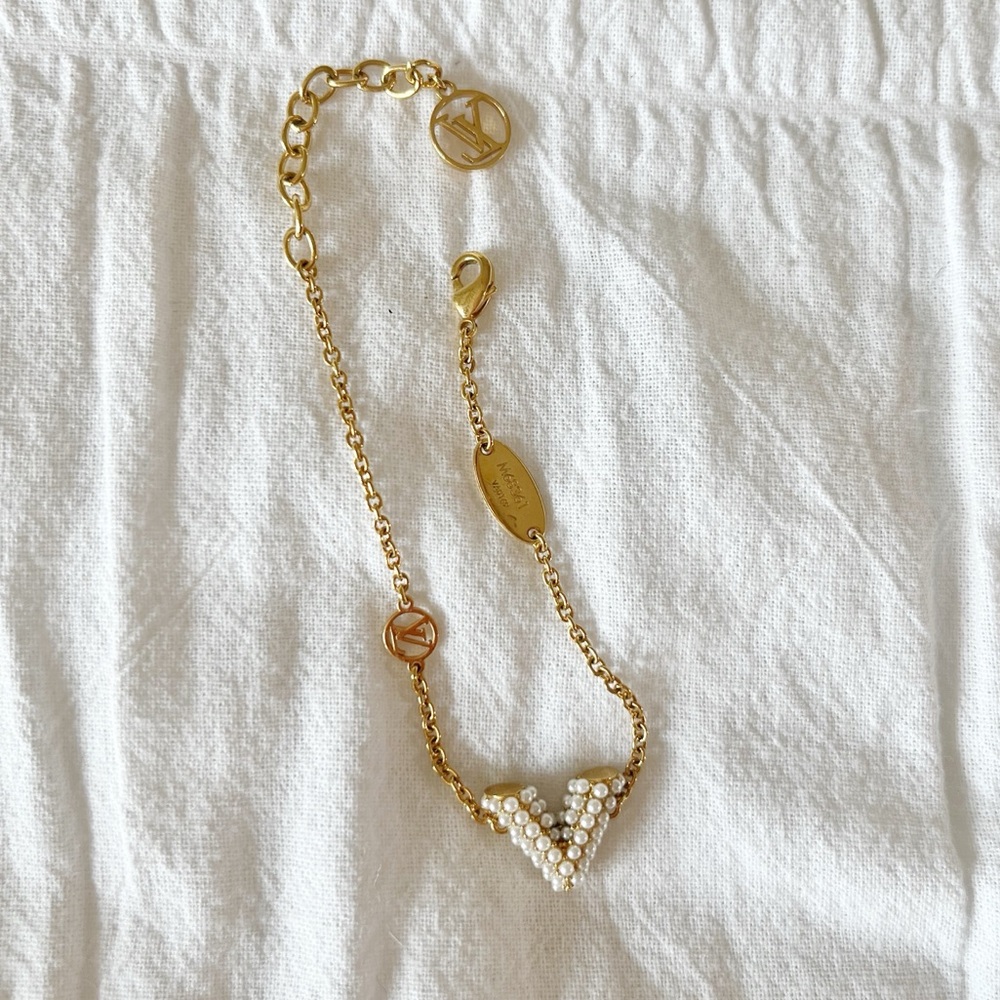 LOUIS VUITTON Essential V Pearl Bracelet - Picture 2 of 5